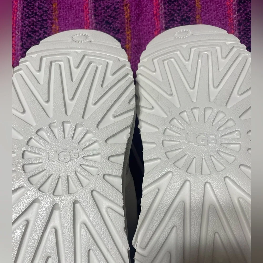 NWOB White/Gray Neumel Uggs, Men's size 10 S/N 3236